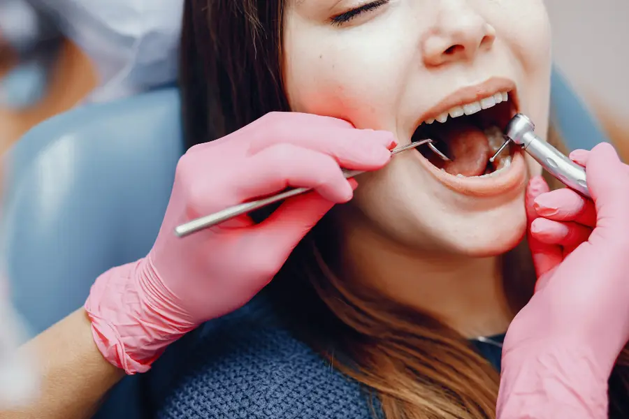 Procedimento odontológico em andamento, representando o tratamento de Endodontia.