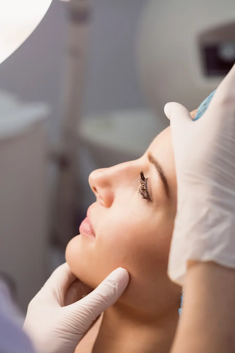 Avaliação facial de perfil durante consulta de harmonização orofacial.