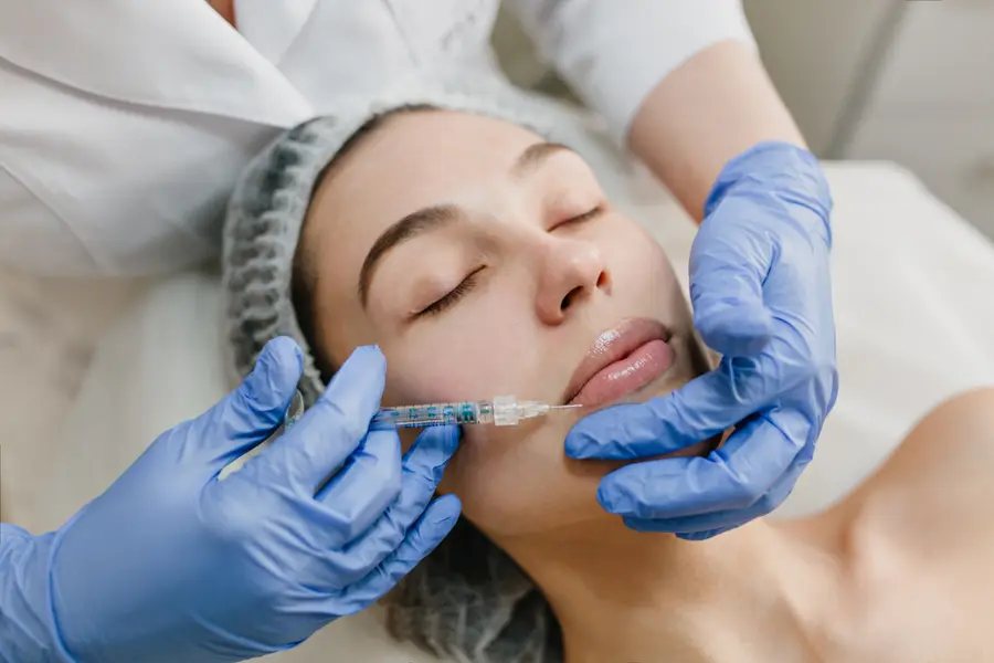 Procedimento de harmonização facial em consultório.