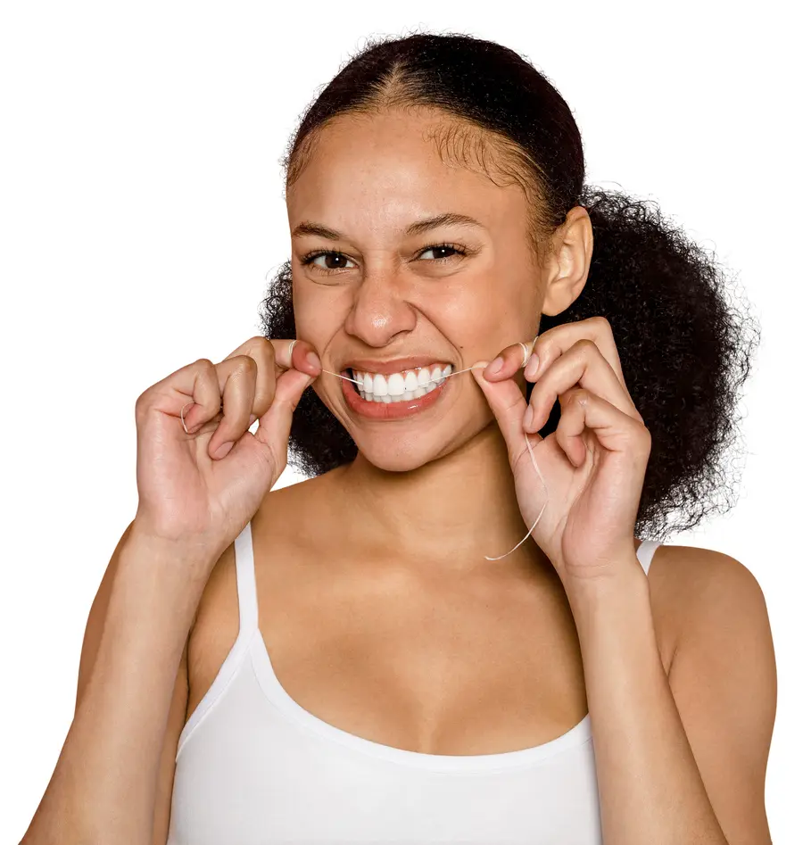 Pessoa usando fio dental para higiene bucal.